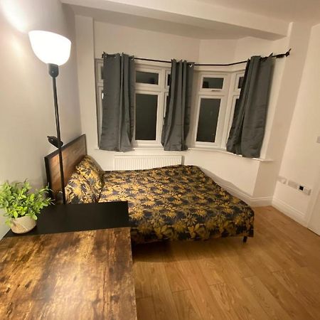 4 Wharncliffe Drive Hotel Hanwell ภายนอก รูปภาพ