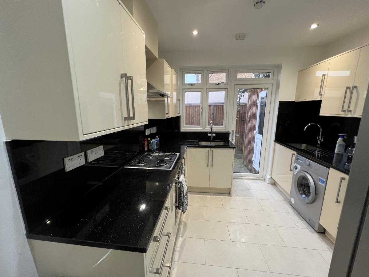 4 Wharncliffe Drive Hotel Hanwell ภายนอก รูปภาพ