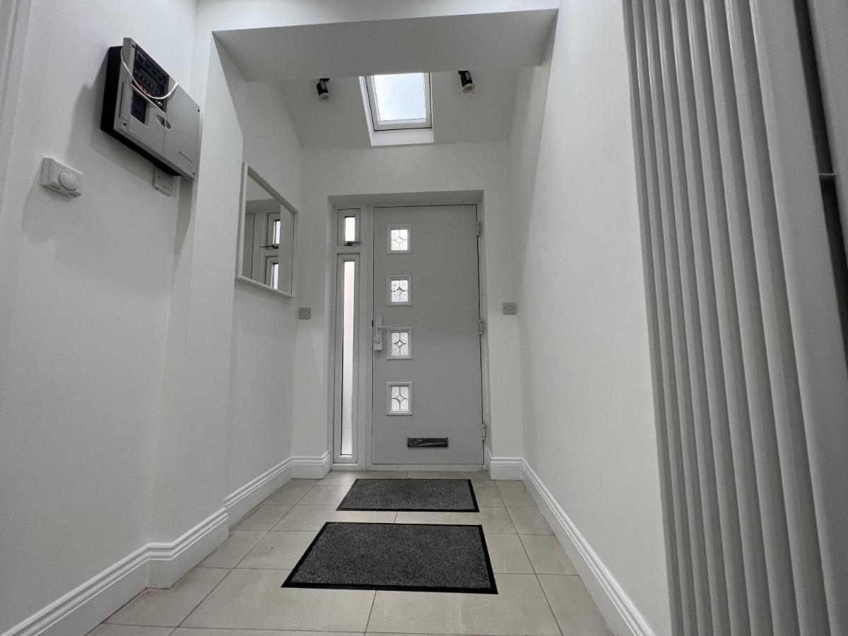 4 Wharncliffe Drive Hotel Hanwell ภายนอก รูปภาพ