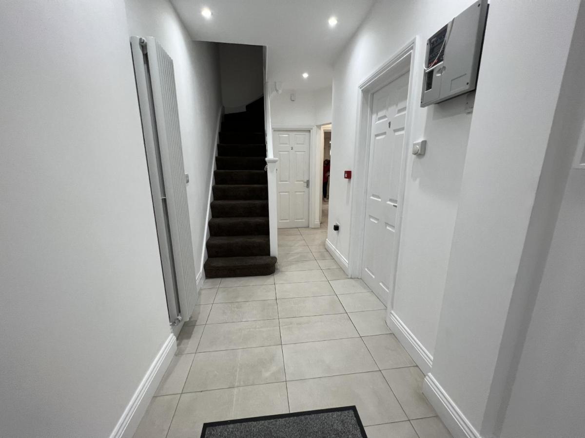 4 Wharncliffe Drive Hotel Hanwell ภายนอก รูปภาพ