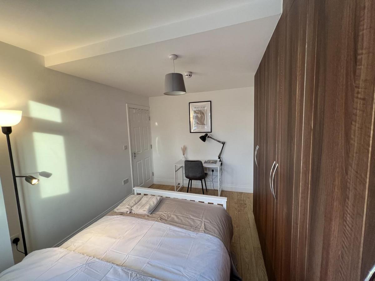 4 Wharncliffe Drive Hotel Hanwell ภายนอก รูปภาพ