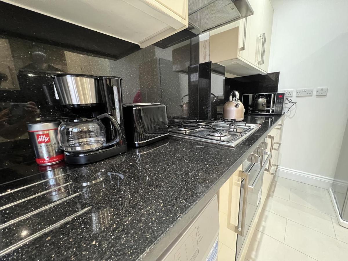 4 Wharncliffe Drive Hotel Hanwell ภายนอก รูปภาพ