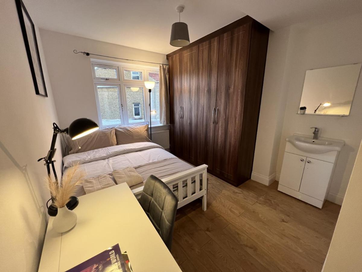 4 Wharncliffe Drive Hotel Hanwell ภายนอก รูปภาพ