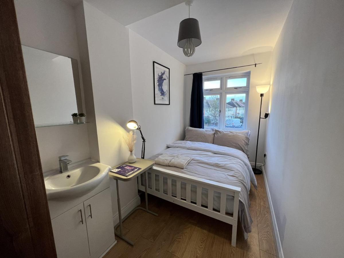 4 Wharncliffe Drive Hotel Hanwell ภายนอก รูปภาพ