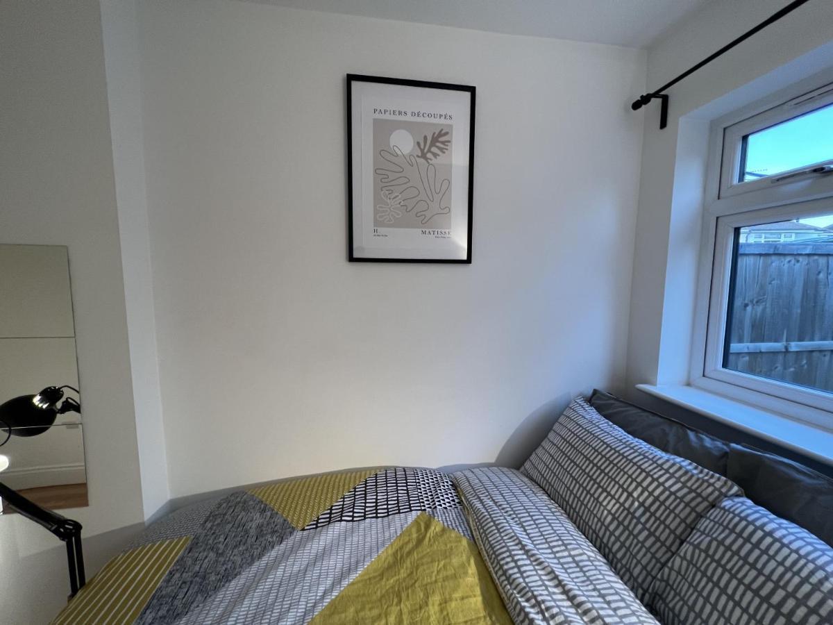 4 Wharncliffe Drive Hotel Hanwell ภายนอก รูปภาพ