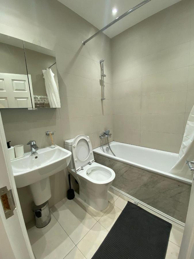 4 Wharncliffe Drive Hotel Hanwell ภายนอก รูปภาพ