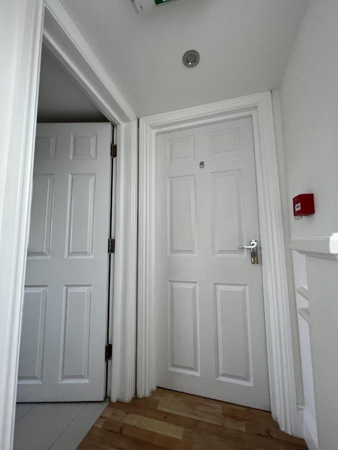 4 Wharncliffe Drive Hotel Hanwell ภายนอก รูปภาพ