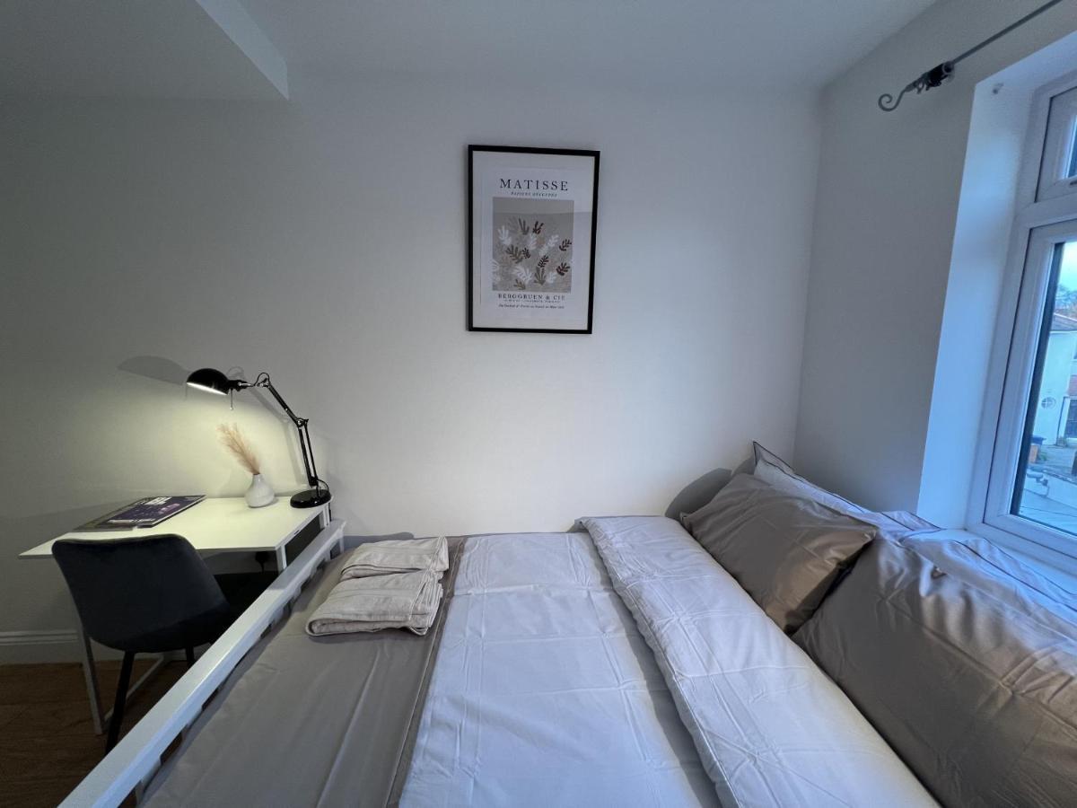 4 Wharncliffe Drive Hotel Hanwell ภายนอก รูปภาพ