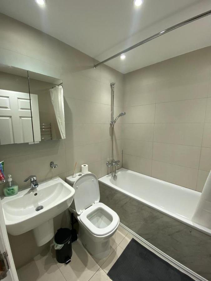 4 Wharncliffe Drive Hotel Hanwell ภายนอก รูปภาพ
