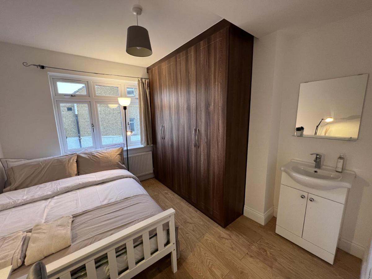 4 Wharncliffe Drive Hotel Hanwell ภายนอก รูปภาพ